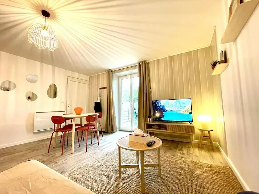 Grand Studio Chez Soi - Queen Size Bed - Terrasse Oyonnax 0*,  France