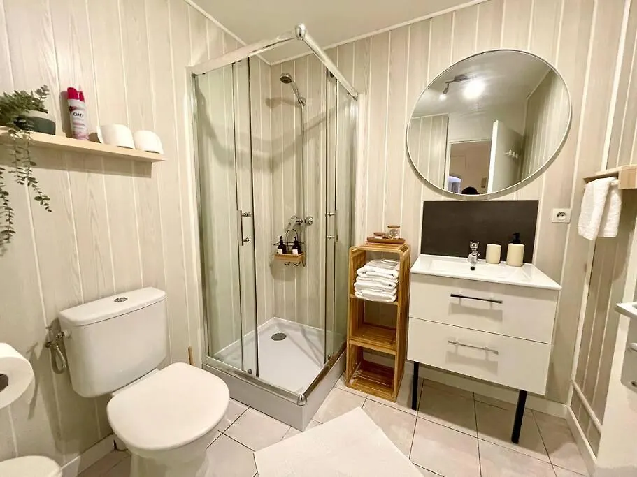 Grand Studio Chez Soi - Queen Size Bed - Terrasse Oyonnax